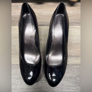 Studio 1940 Solid Black Closed Toe Cuban Heel Size 6.5M Slip On Womens